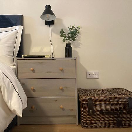Smart 4K Tvs In All Bedrooms Double Vanity Sink Belfast Buitenkant foto