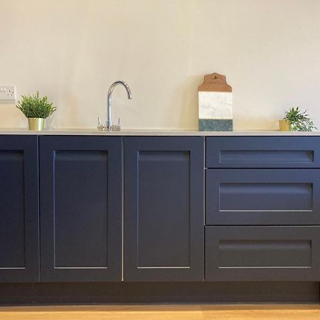 Smart 4K Tvs In All Bedrooms Double Vanity Sink Belfast Buitenkant foto