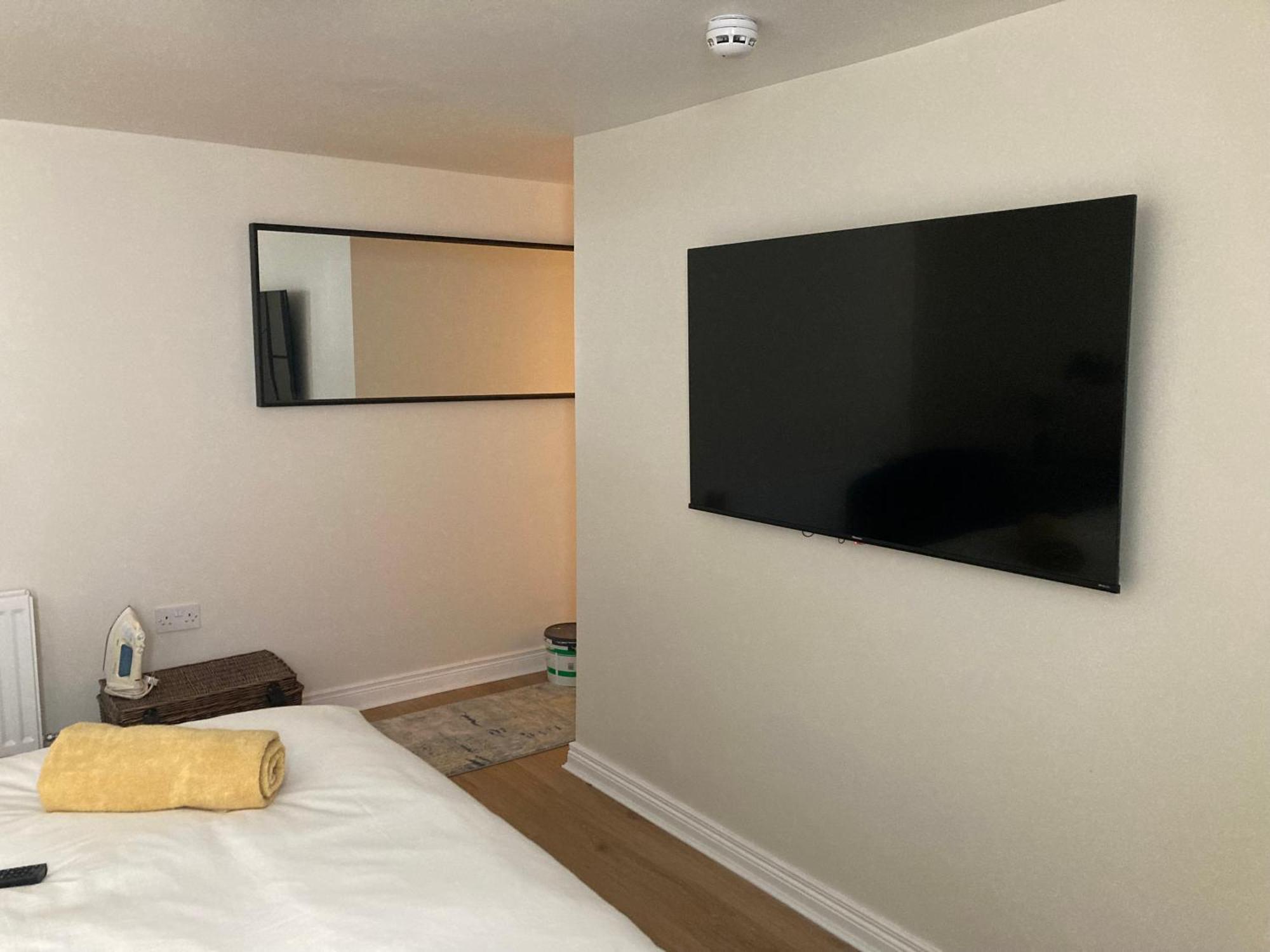 Smart 4K Tvs In All Bedrooms Double Vanity Sink Belfast Buitenkant foto