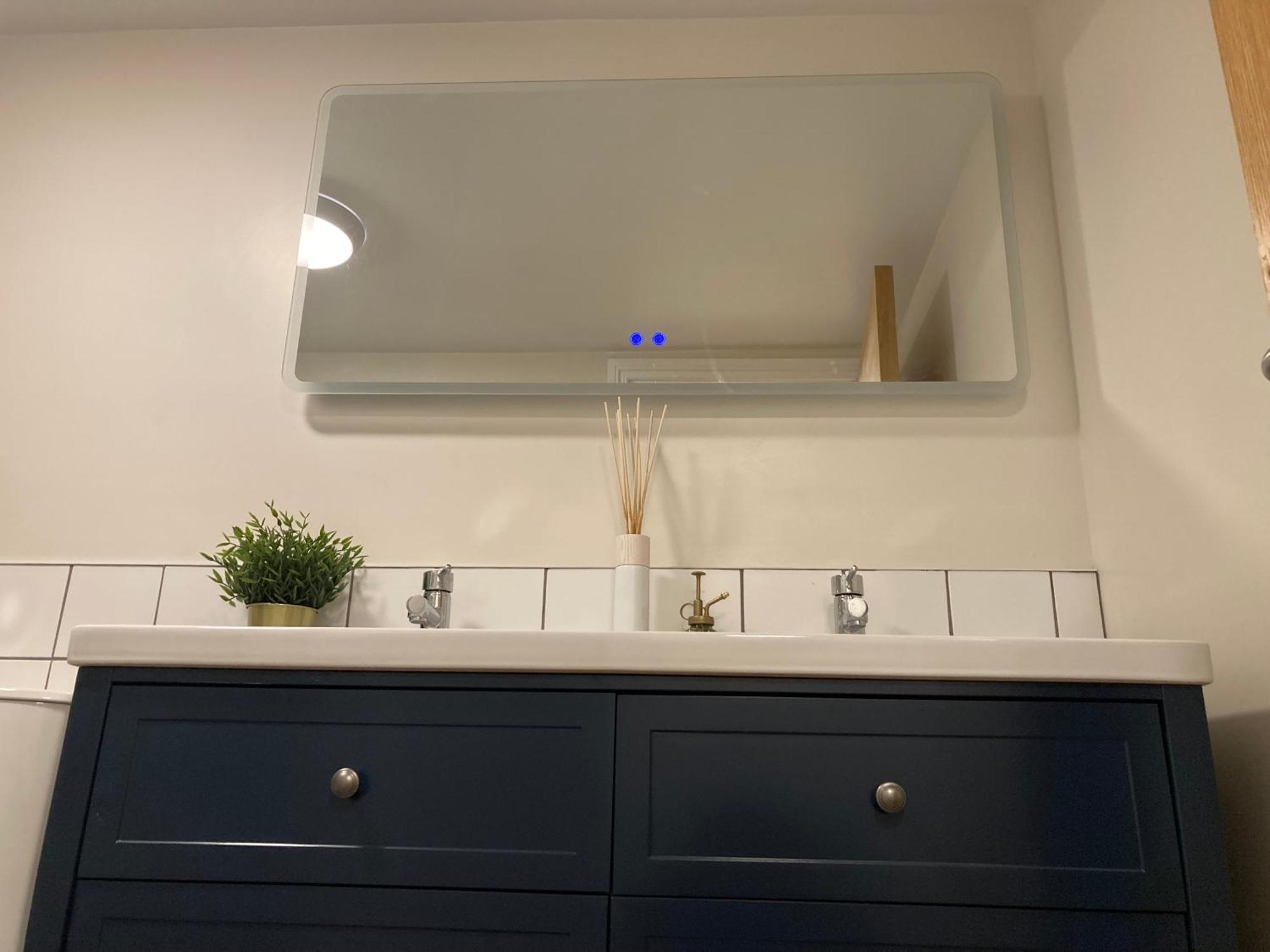 Smart 4K Tvs In All Bedrooms Double Vanity Sink Belfast Buitenkant foto