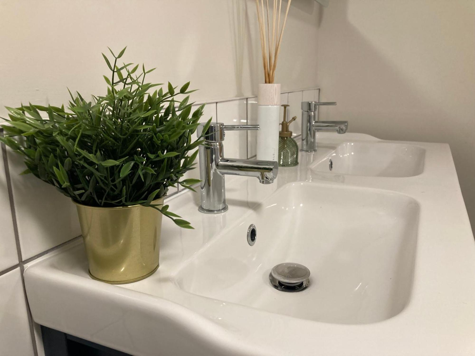 Smart 4K Tvs In All Bedrooms Double Vanity Sink Belfast Buitenkant foto