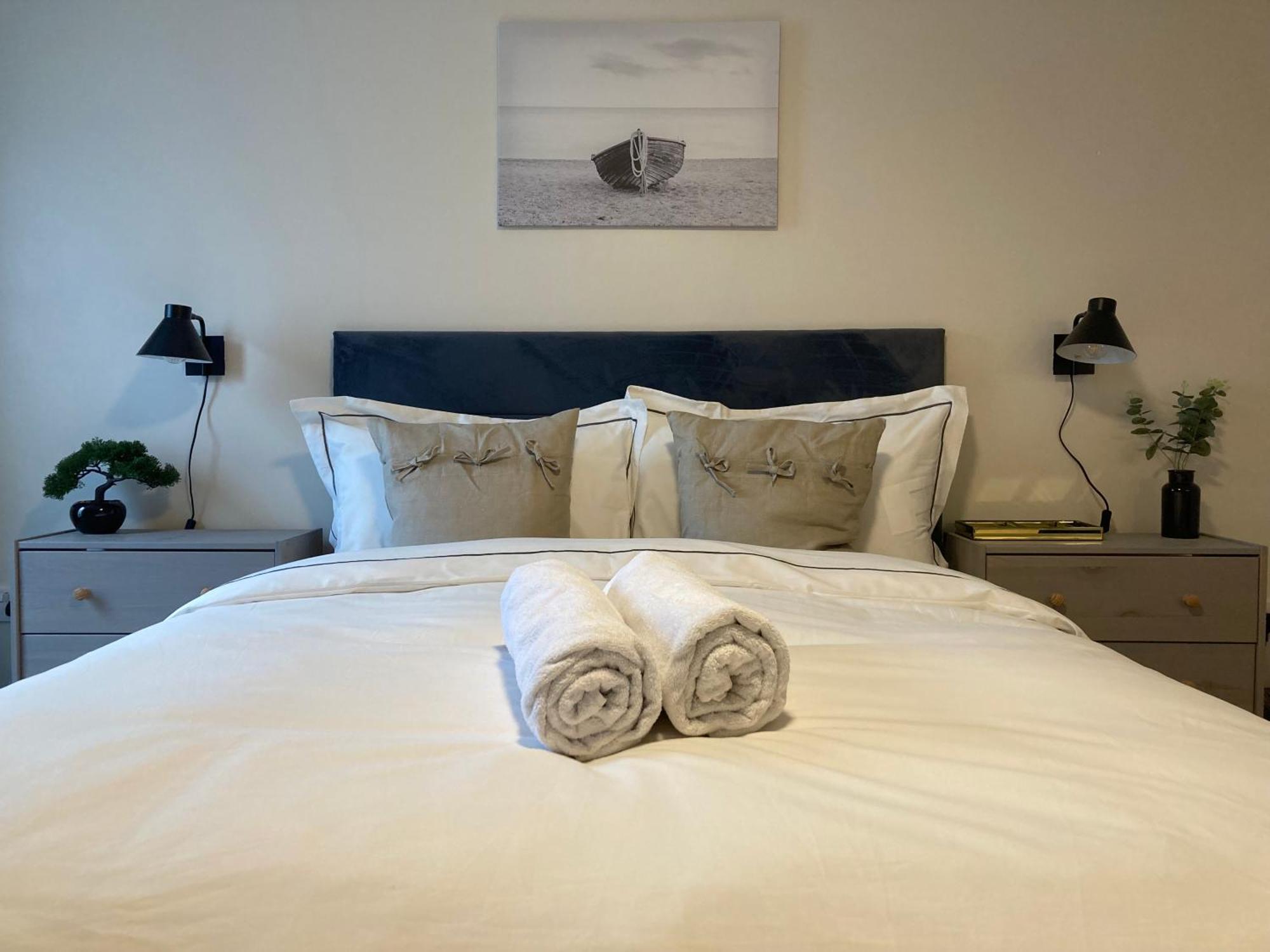 Smart 4K Tvs In All Bedrooms Double Vanity Sink Belfast Buitenkant foto