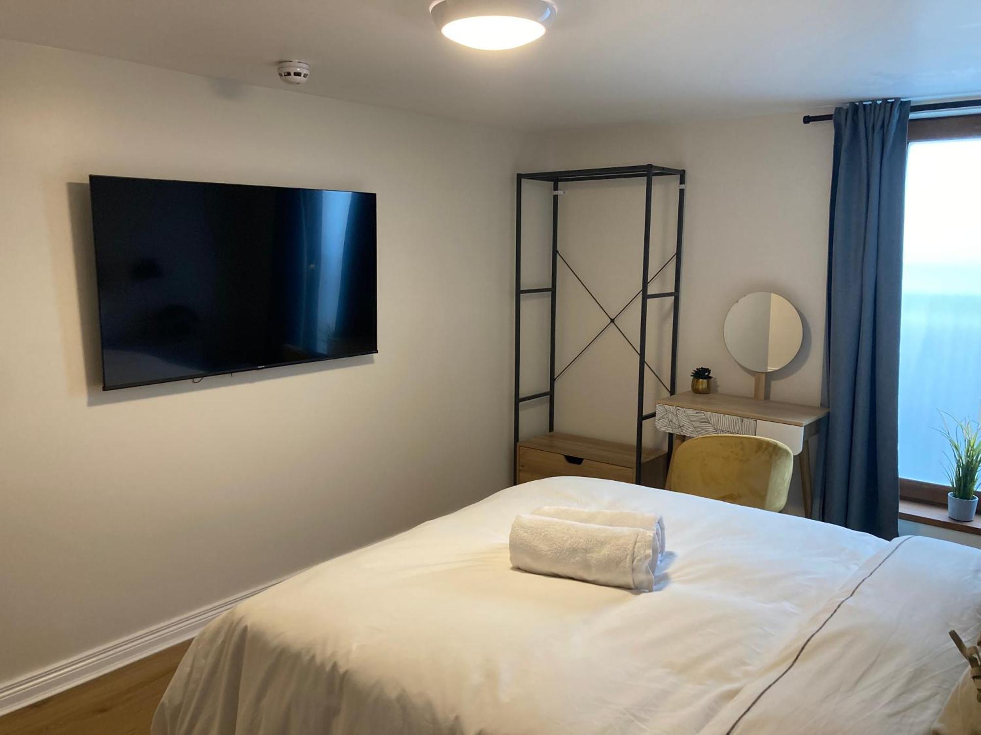 Smart 4K Tvs In All Bedrooms Double Vanity Sink Belfast Buitenkant foto