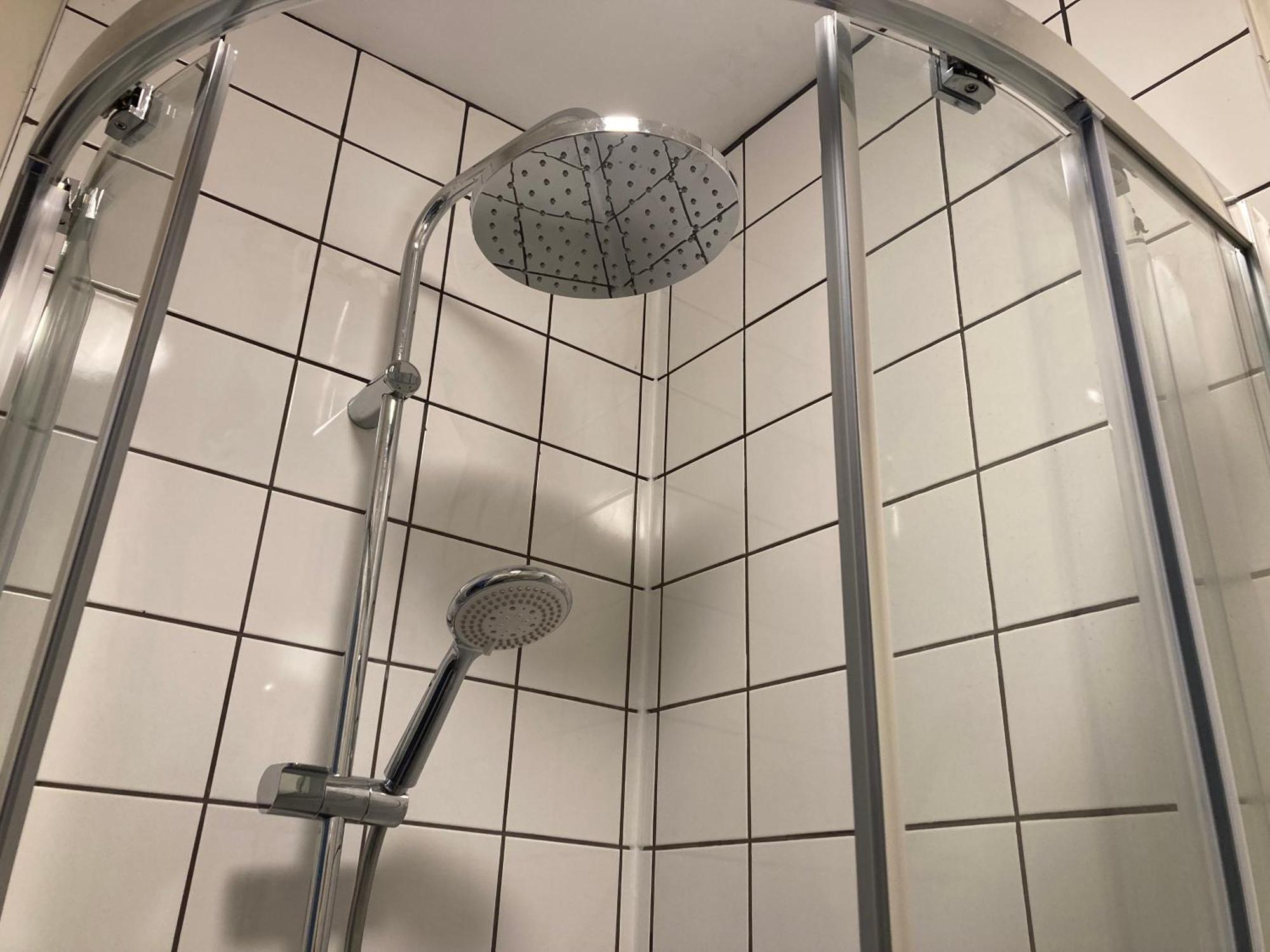 Smart 4K Tvs In All Bedrooms Double Vanity Sink Belfast Buitenkant foto