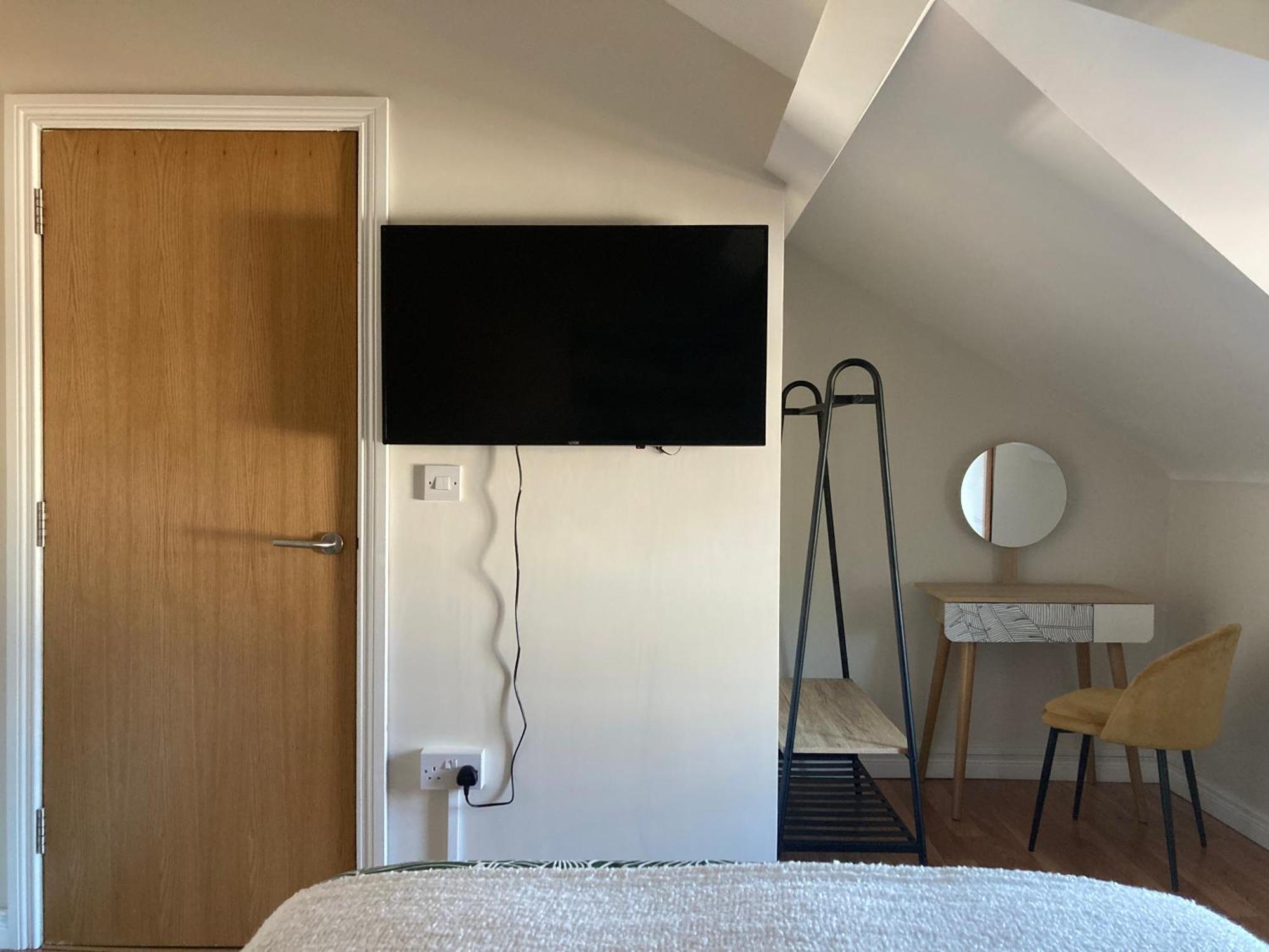 Smart 4K Tvs In All Bedrooms Double Vanity Sink Belfast Buitenkant foto