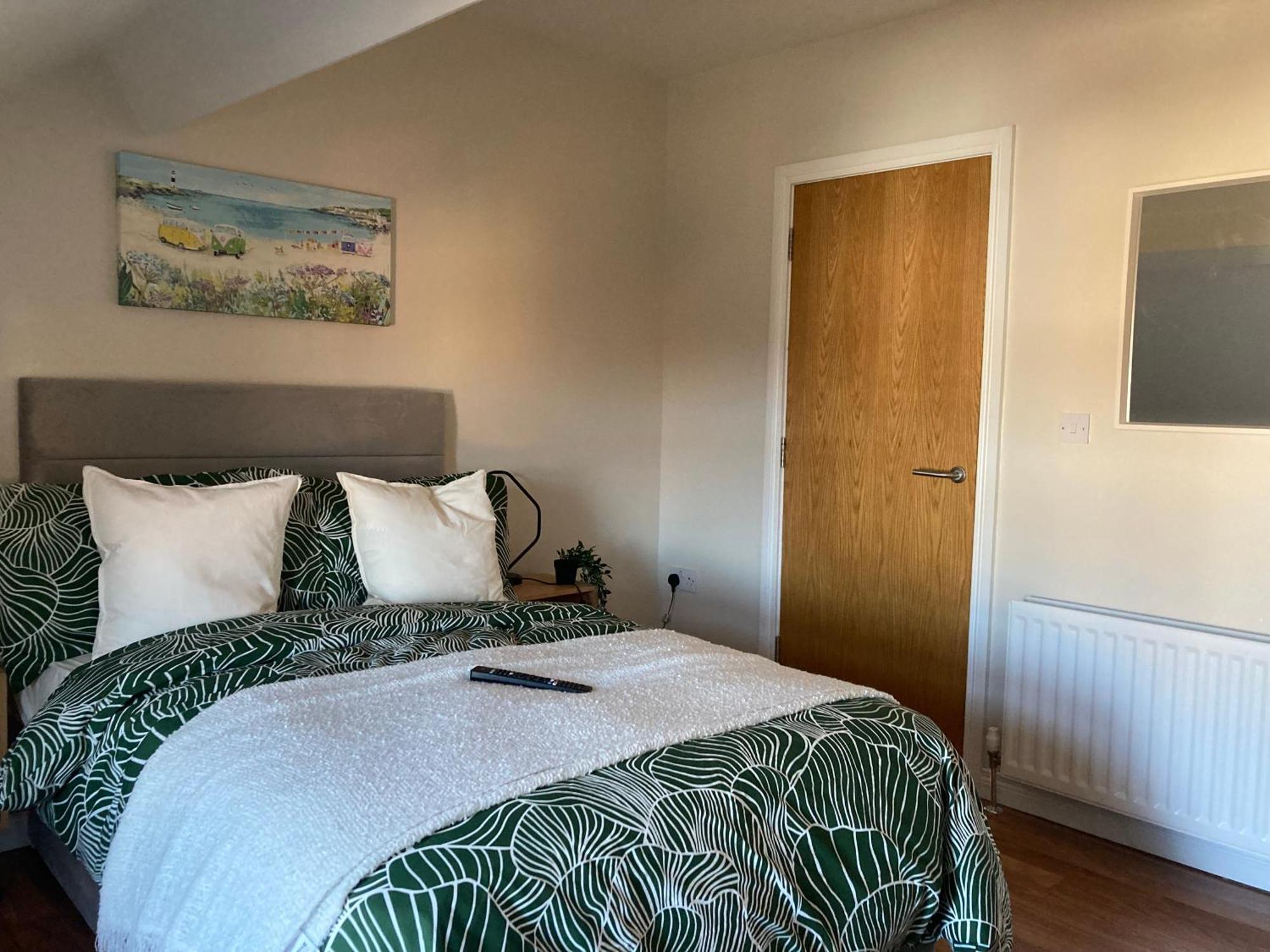 Smart 4K Tvs In All Bedrooms Double Vanity Sink Belfast Buitenkant foto