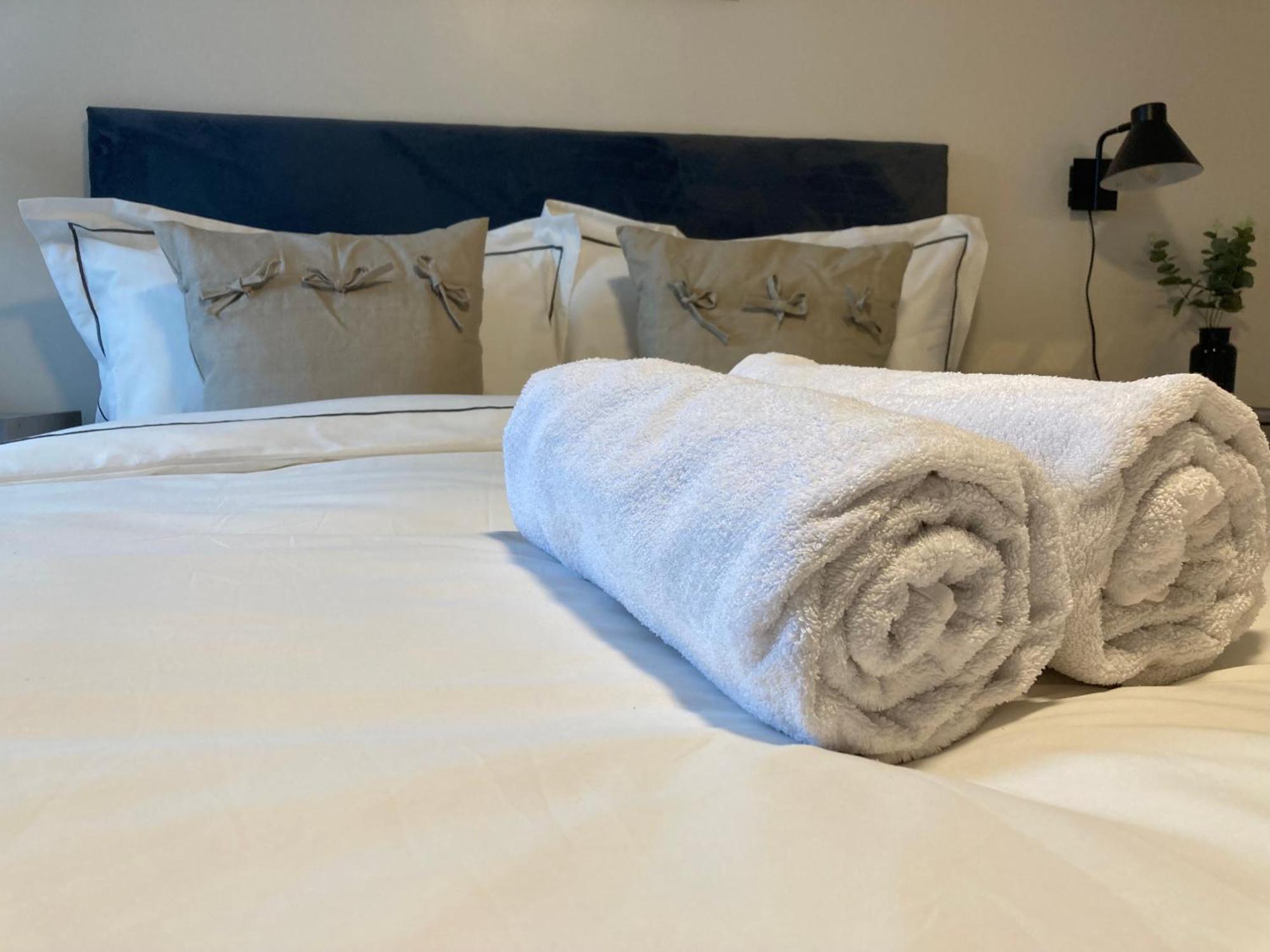Smart 4K Tvs In All Bedrooms Double Vanity Sink Belfast Buitenkant foto